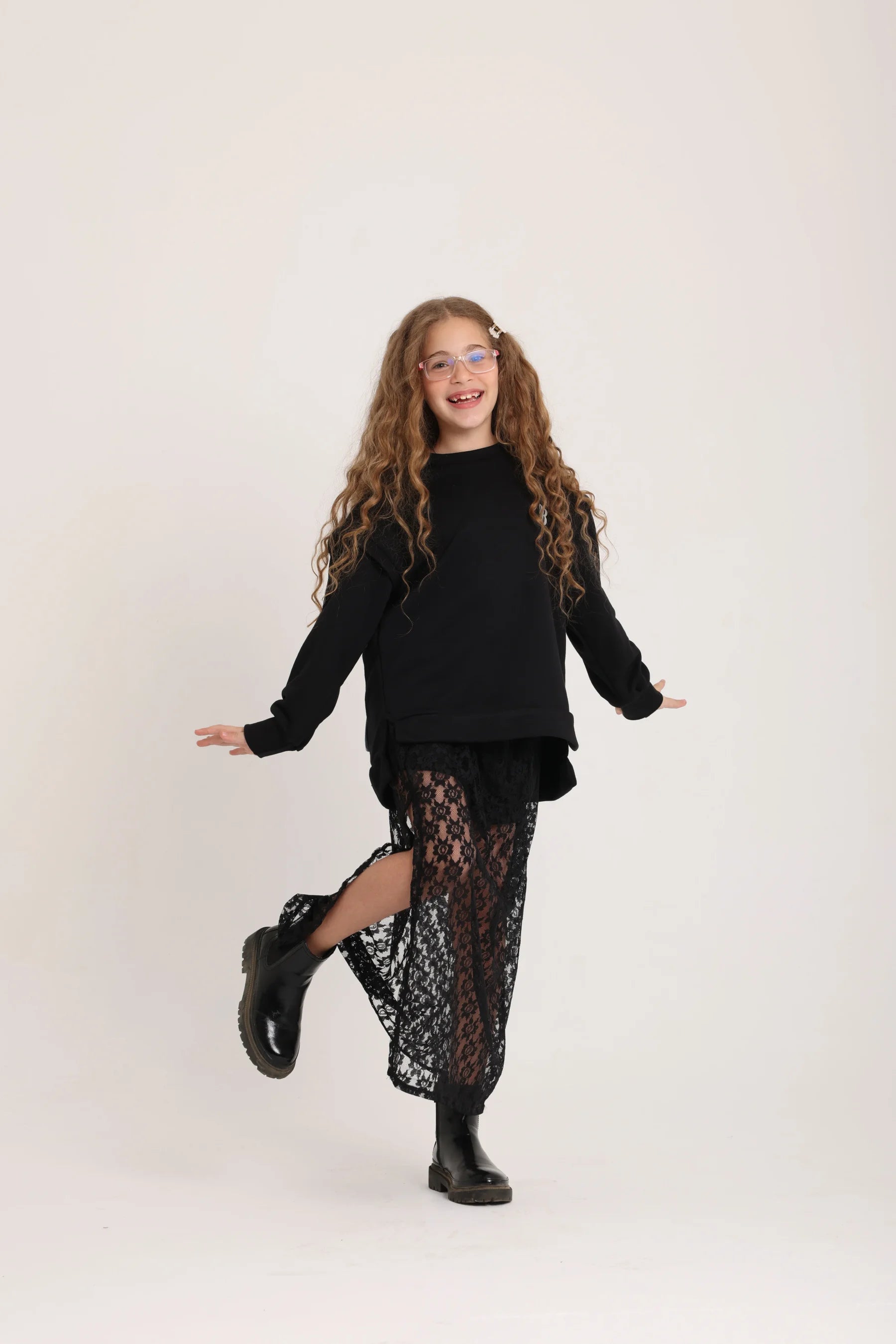 Shop the look! removable sleeves sweatshirt + Lace skirt - image 3