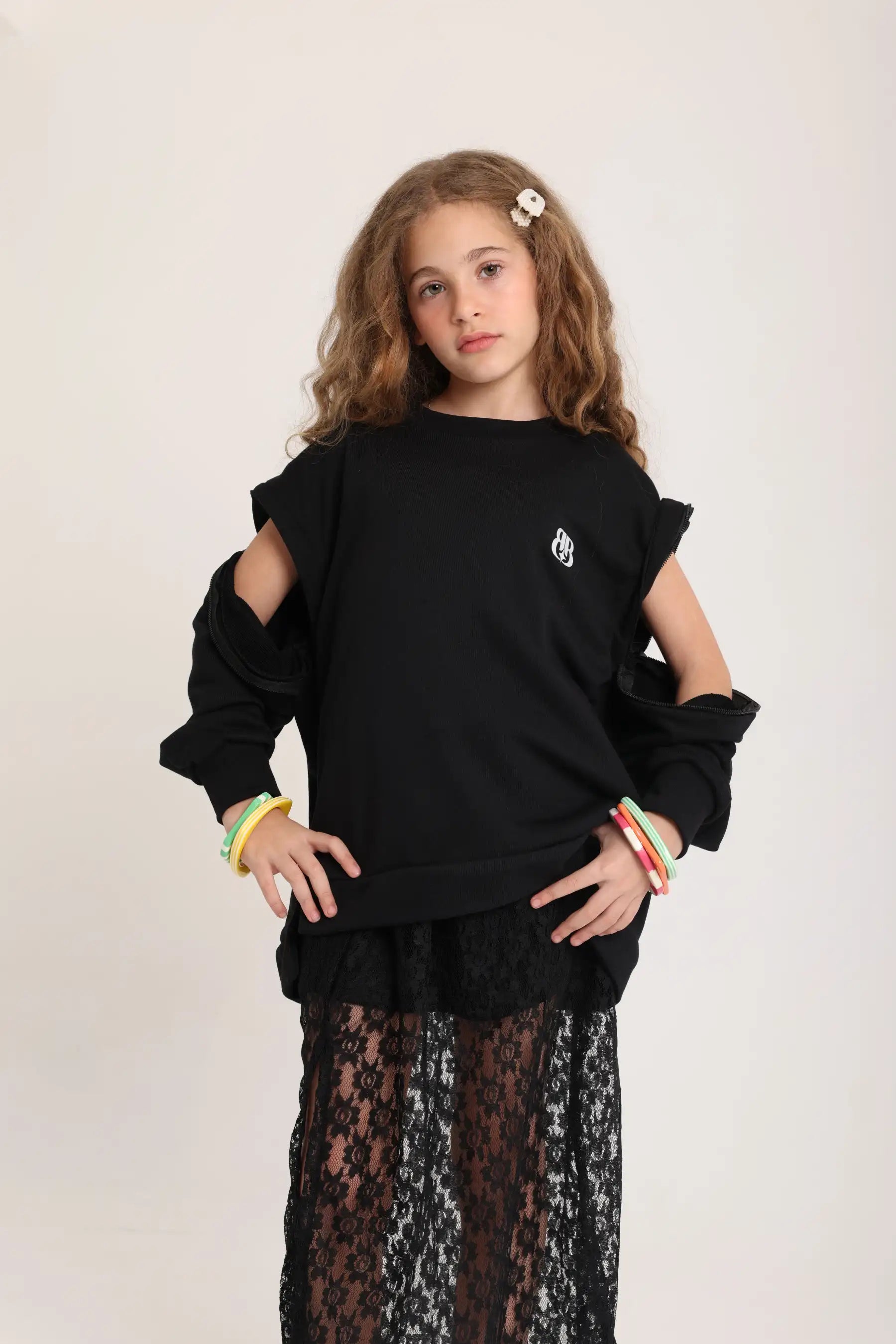Shop the look! removable sleeves sweatshirt + Lace skirt - image 4